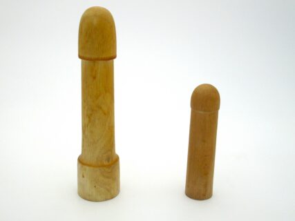 IMSexualerziehung Holzpenise zur Handhabung von KondomenG_5480